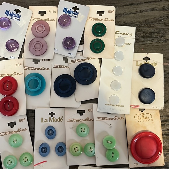 Vintage lot of assorted Buttons of 37 cards - Picture 3 of 8